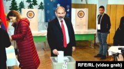Исполняющий обязанности премьер-министра Армении Никол Пашинян на участке для голосования. Ереван, 9 декабря 2018 года.
