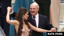 Александр Лукашенко с победительницей конкурса «Мисс Беларусь – 2018» Марией Василевич