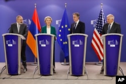 Adio, Rusia? Premierul Nkol Pașinian (st.) la o reuniune patronată de UE cu participare americană, Bruxelles, 4 aprilie 2024. Alături de el: președinta CE Ursula von der Leyen, secretarul de stat SUA Antony Blinken, șeful politicii externe UE, Josep Borrell.