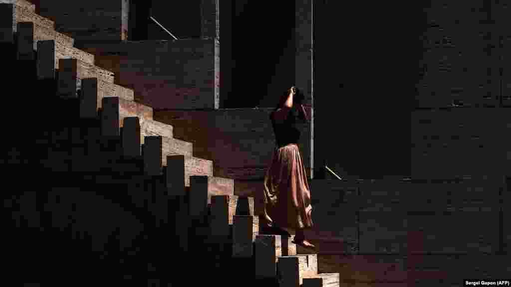 Ermenistan, Ýerewan. Ägirt uly kaskad basgançagyndan düşüp gelýän aýal.&nbsp; (AFP/Sergei Gapon)