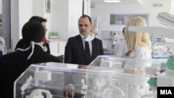 Министерот Венко Филипче при неодамнешната посета на Детската клиника во Скопје
