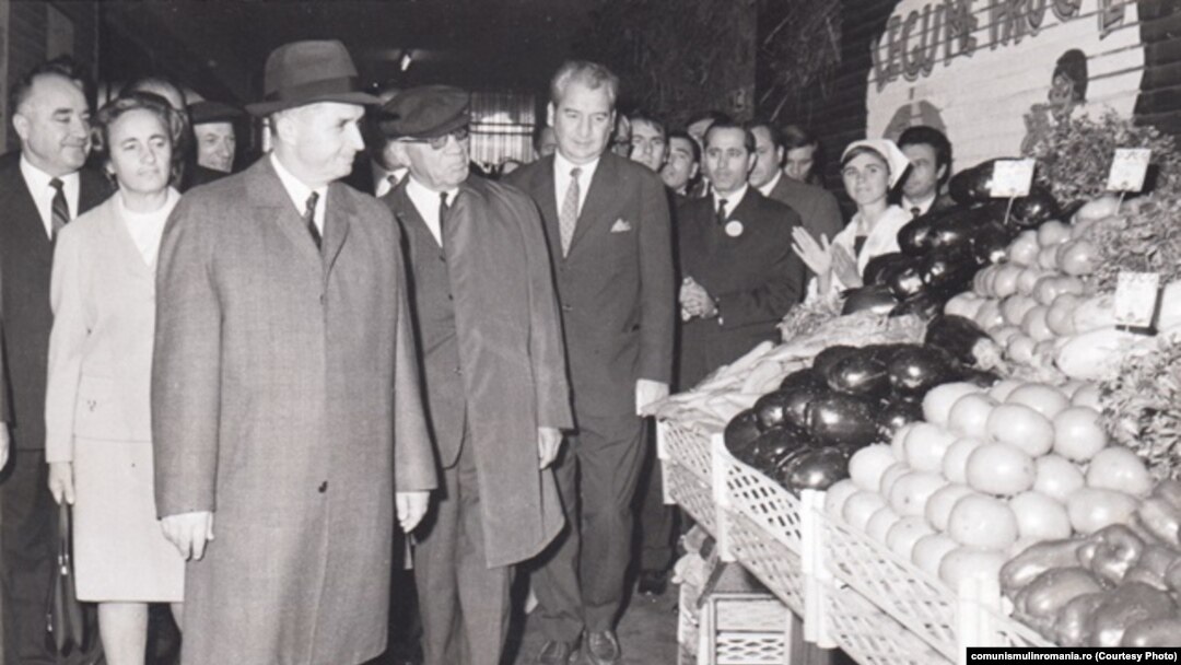Ceaușescu asocia deseori băile de mulțime cu magazinele alimentare și cu piețele agricole. Aici vizitează piața Obor în octombrie 1971. Sursa: comunismulinromania.ro (MNIR)