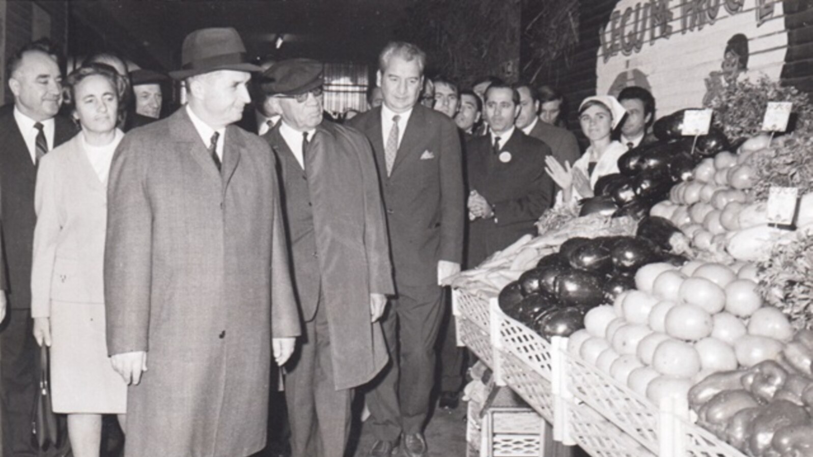 Ceaușescu asocia deseori băile de mulțime cu magazinele alimentare și cu piețele agricole. Aici vizitează piața Obor în octombrie 1971. Sursa: comunismulinromania.ro (MNIR)