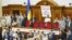 Около ста палаток с символикой блока Тимошенко и партии «Пора»  установлены на майдане Незалежности, а напротив здания Верховной Рады разбили палатки сторонники «Партии регионов»