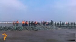 Volunteers Shore Up Flood Defenses In Russia's Far East