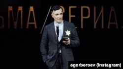 Актер Егор Бероев с желтой звездой во время вручения премии «ТЭФИ-Летопись Победы»