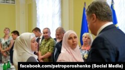 Президент України Петро Порошенко під час зустрічі з родичами українських політв'язнів і заручників, утримуваних Росією, Київ, 8 червня 2018 року