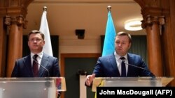 Miniștrii energiei din Rusia și Ucraina, Aleksandr Novak (stânga) și Oleksiy Orzhel vorbind la Berlin după discuțiile cu UE privind tranzitul de gaze, 19 decembrie 2019