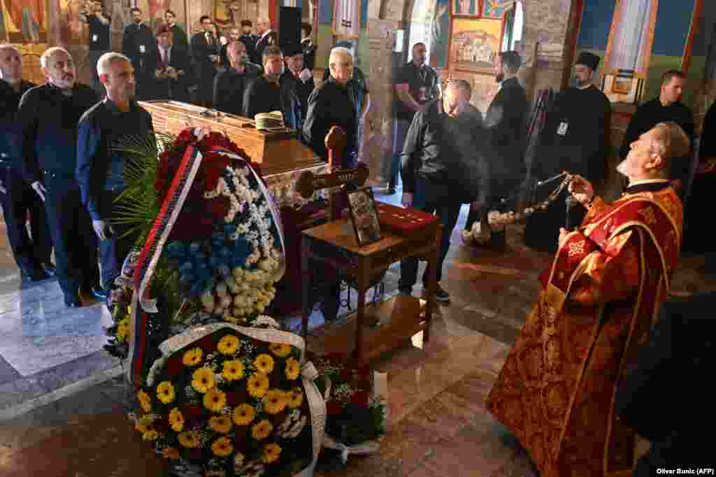 Dok je više hiljada ljudi ispred, u crkvi je u toku liturgija. Pored Mladićevog kovčega smenjuju se veterani nekadašnje Vojske RS, a liturgiji prisustvuju članovi porodice i nekadašnji bliski saradnici.
