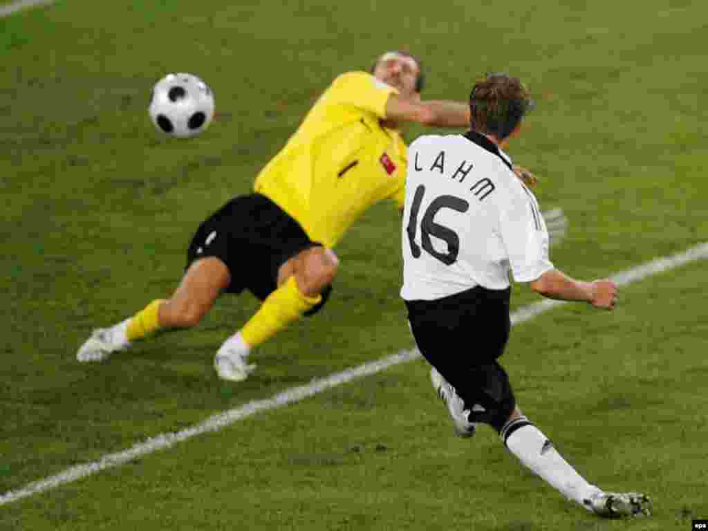 Almaniya-Türkiyə 3:2 - Futbol üzrə Avropa çempionatının yarımfinalında Almaniya 3:2 hesabı ilə Türkiyəyə qalib gəlib. Oyunun bitməsinə dörd dəqiqə qalmış Türkiyə hesabı bərabərləşdirsə də əlavə vaxta ehtiyac olacağı hesab olunurdu. Lakin almanların müdafiəçisi Filip Lam Almaniyaya daha bir qol qazandırdı. Almaniya ilə Rusiya və İspaniya oyununda qalib gələn komanda yarışacaq.
