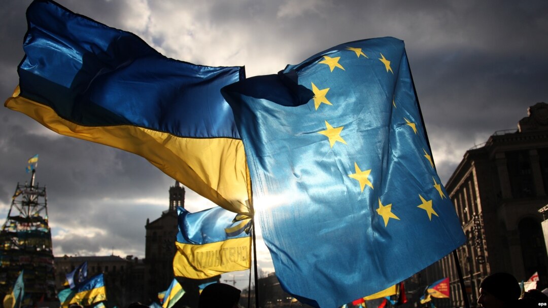 Флаги Украины и ЕС на "Евромайдане"