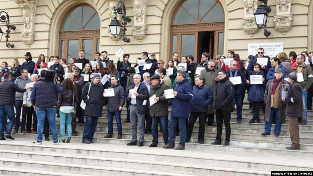 Profesorii de la Universitatea A I Cuza avertizează că România alunecă spre un stat iliberal și oligarhic