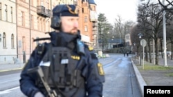 Një oficer policor duke qëndruar pranë Ambasadës së Izraelit në Stokholm, Suedi, 31 janar 2024.