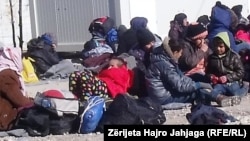 Migrantët "braktisin" Maqedoninë