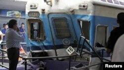 Первый вагон поезда, сплющевшегося при жесткой остановке