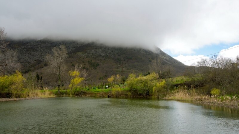 Пруд у подножия окутанной туманом горы Аю-Даг | Крымское фото дня