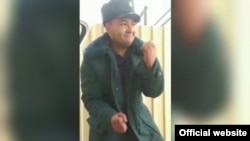 26-летнего Хасана Дустова приговорили к 8 суткам ареста за танец в форме сотрудника милиции.