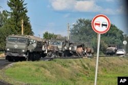 Coloană de camioane rusești avariate de bombardamentele forțelor armate ucrainene pe autostrada din districtul Sudjanski, regiunea Kursk din Rusia, 9 august 2024.