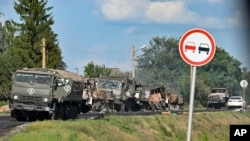 Coloana de camioane rusești avariate de bombardamentele forțelor armate ucrainene pe autostrada din districtul Sudzhansky, regiunea Kursk din Rusia, vineri, 9 august 2024.