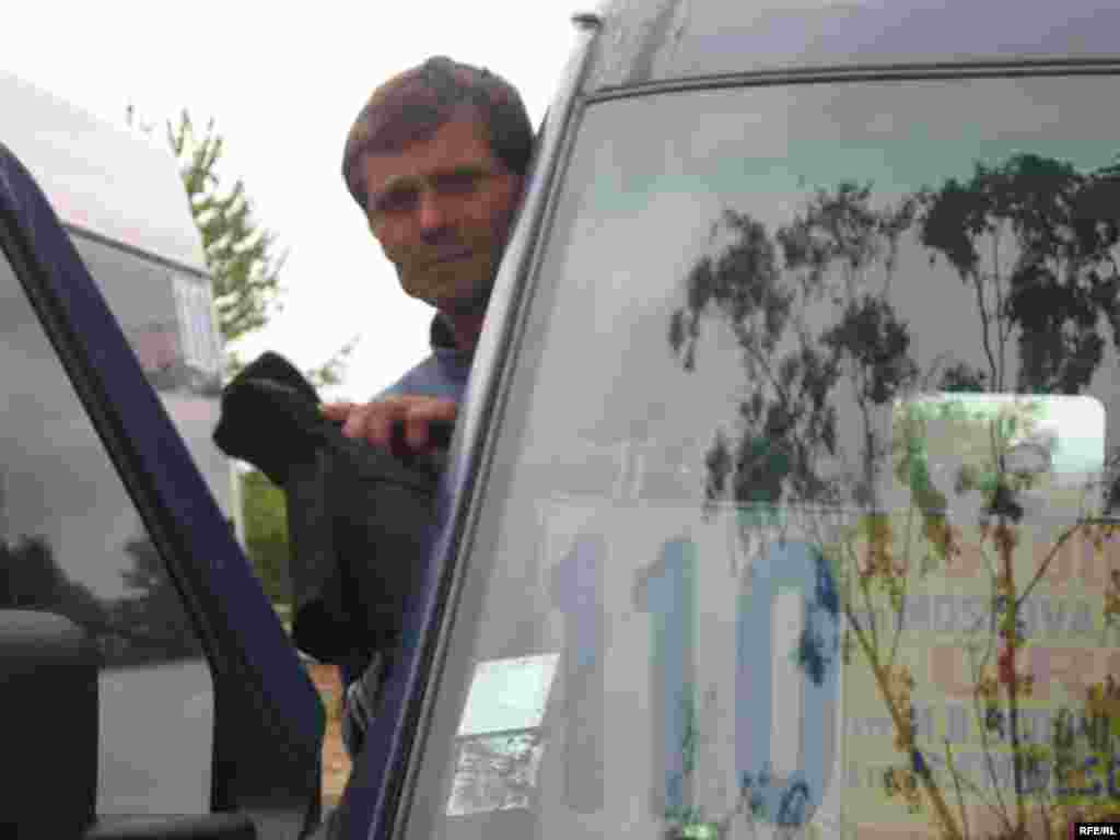 "Promoţia la portieră" - o galerie de fotografii cu texte imaginare