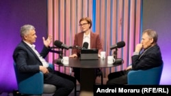 Analiștii politici Igor Boțan (stânga) și Nicolae Negru, alături de autoarea podcastului „Dincolo de Știri”, Eugenia Crețu, în timpul înregistrării episodului din 15 mai 2026.
