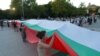 Протестиращите в Пловдив опънаха огромно знаме на централния площад в града