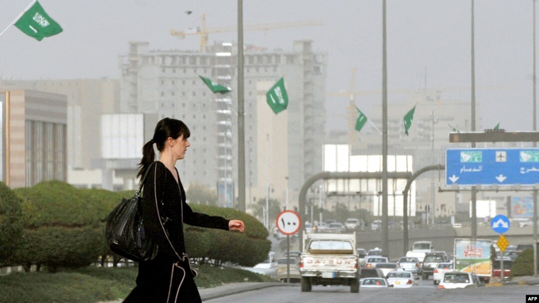 یک تبعه خارجی در حال عبور از یکی از خیابان‌های اصلی ریاض/ بهمن ۸۹
