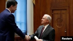 Jeff Sessions cu fostul director FBI, James Comey, în februarie 2017