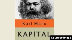 Karl Marksın "Kapital" kitabı azərbaycanca konspektlər şəklində.