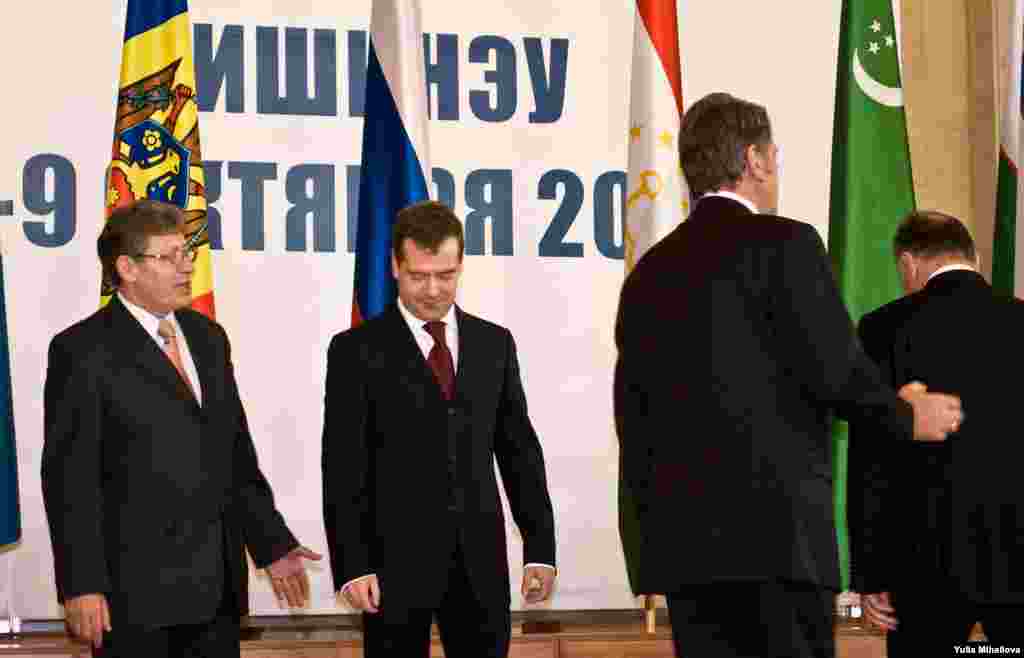 Întîlniri care nu au avut loc - Medvedev nu îl bagă în seamă pe Iuşcenco