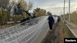 Украина әскерилері Покровск маңындағы жолға дронға қарсы тор қойып жүр.