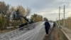 Українські військовослужбовці встановлюють антидронові сітки над дорогою поблизу Добропілля в Донецькій області, 8 жовтня 2025 року