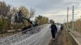 Українські військовослужбовці встановлюють антидронові сітки над дорогою поблизу Добропілля в Донецькій області, 8 жовтня 2025 року