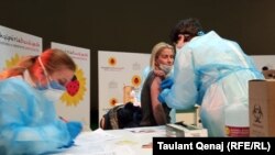 Proces vakcinacije zdravstvenih radnika sa Kosova u centru za vakcinaciju u Kuksu, Albanija, 20 marta 2021.
