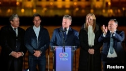 Оппозициялық Tisza партиясының лидері Петер Мадияр сайлаудың ішінара нәтижесі белгілі болғанда жақтастарының алдында сөз сөйлеп тұр. Будапешт, 12 сәуір 2026