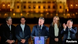 Петер Мадьяр шайлоонун баштапкы жыйынтыгы чыккандан кийин тарапташтарынын алдында сөз сүйлөп жатат