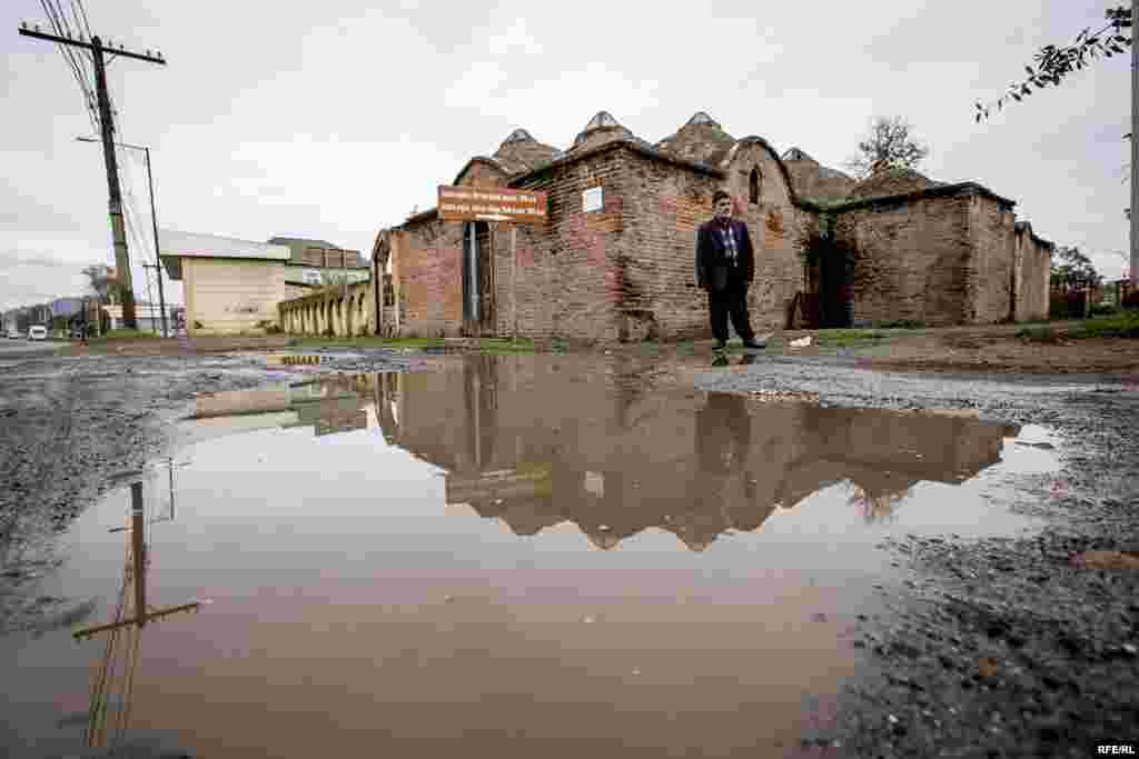 Astaranın Ərçivan kəndində yerləşən 1806-cı ilə aid və dövlət tərəfindən qoruq kimi qeydə alınan hamam baxımsız haldadır.