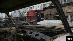 Ուկրաինա - Հունվարի 24-ի գնդակոծության հետևանքով այրված ավտոմեքենաներ Մարիուպոլում, 26-ը հունվարի, 2015թ․