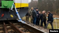 Premierul polonez Tusk (al doilea din stânga) vizitează locul exploziei de pe linia ferată Varșovia-Lublin, în Mika, în noiembrie 2025. Incidentul mai nou, cu moldoveanul, s-a produs aproape de acel loc.