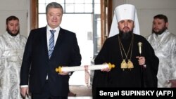 Президент України Петро Порошенко та митрополит ПЦУ Епіфаній несуть томос про автокефалію, Київ, 7 січня 2019