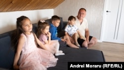 Andrei Nepotu, cu Matei, Damian, Daniela și Daria