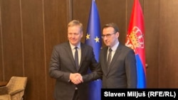 Drejtori i Zyrës për Kosovën në Qeverinë e Serbisë, Petar Petkoviq, takohet me të dërguarin e Bashkimit Evropian për dialogun Kosovë-Serbi, në Beograd, 16 janar.