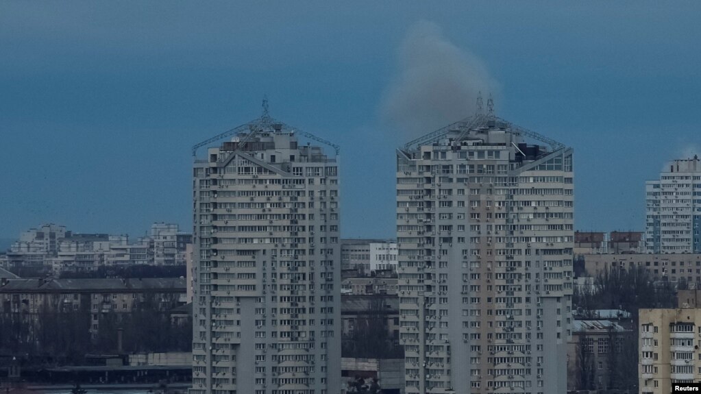 دود ناشی از حملات موشکی و پهپادی روسیه به کی‌یف، پایتخت اوکراین، در بامداد دوم دی‌ماه