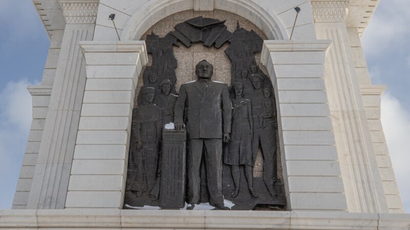 Барельеф с изображением Нурсултана Назарбаева на монументе "Казах ели" в Астане.
