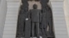 "Қазақ елі" монументіндегі бұрынғы президент Нұрсұлтан Назарбаевтың бейнесі салынған барельеф.