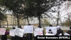 Mothers of HIV-infected children have been picketing the Kyrgyz parliament for several days. 