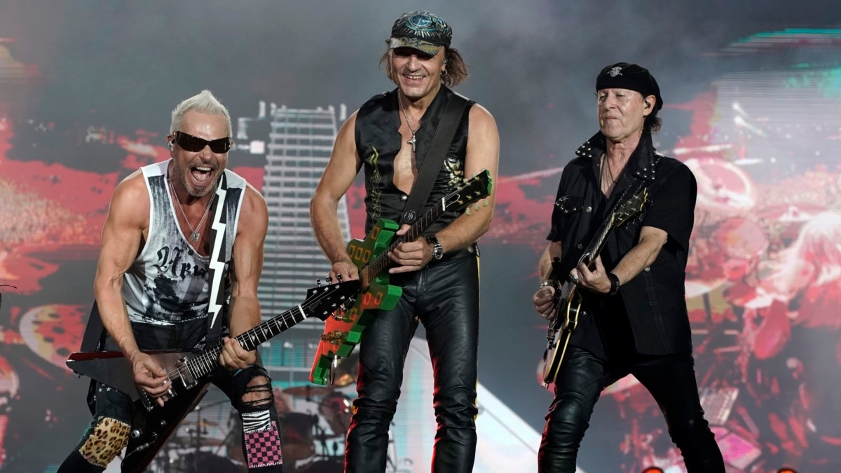 Группа Scorpions убрала из песни 