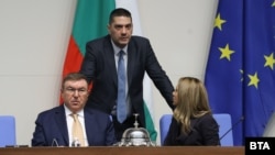 Председателката на парламента Рая Назарян разговаря с колегите си от ГЕРБ Христо Гаджев (в средата) и заместника си Костадин Ангелов, 28 януари 2026 г.