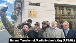 На урочистому відкритті пам'ятної дошки були присутні прем’єр-міністр Чеченської Республіки Ічкерія в екзилі Ахмед Закаєв, чеченські добровольці, які захищають Україну, представники міської влади Львова. Львів, Україна, 21 квітня 2026 року