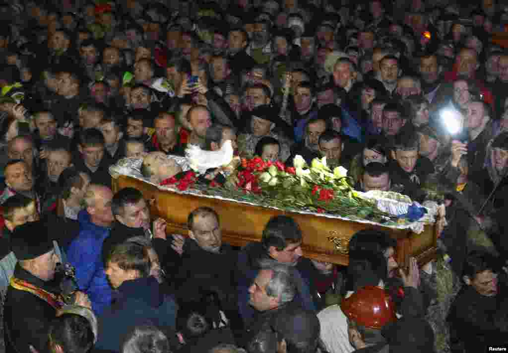 Министерство здравоохранения Украины сообщило, что в результате кровопролитных столкновений в Киеве погибли более 70 человек, за медицинской помощью обратился 571 человек, 363 пострадавших были госпитализированы.&nbsp;Представители оппозиции заявили, что погибших гораздо больше.